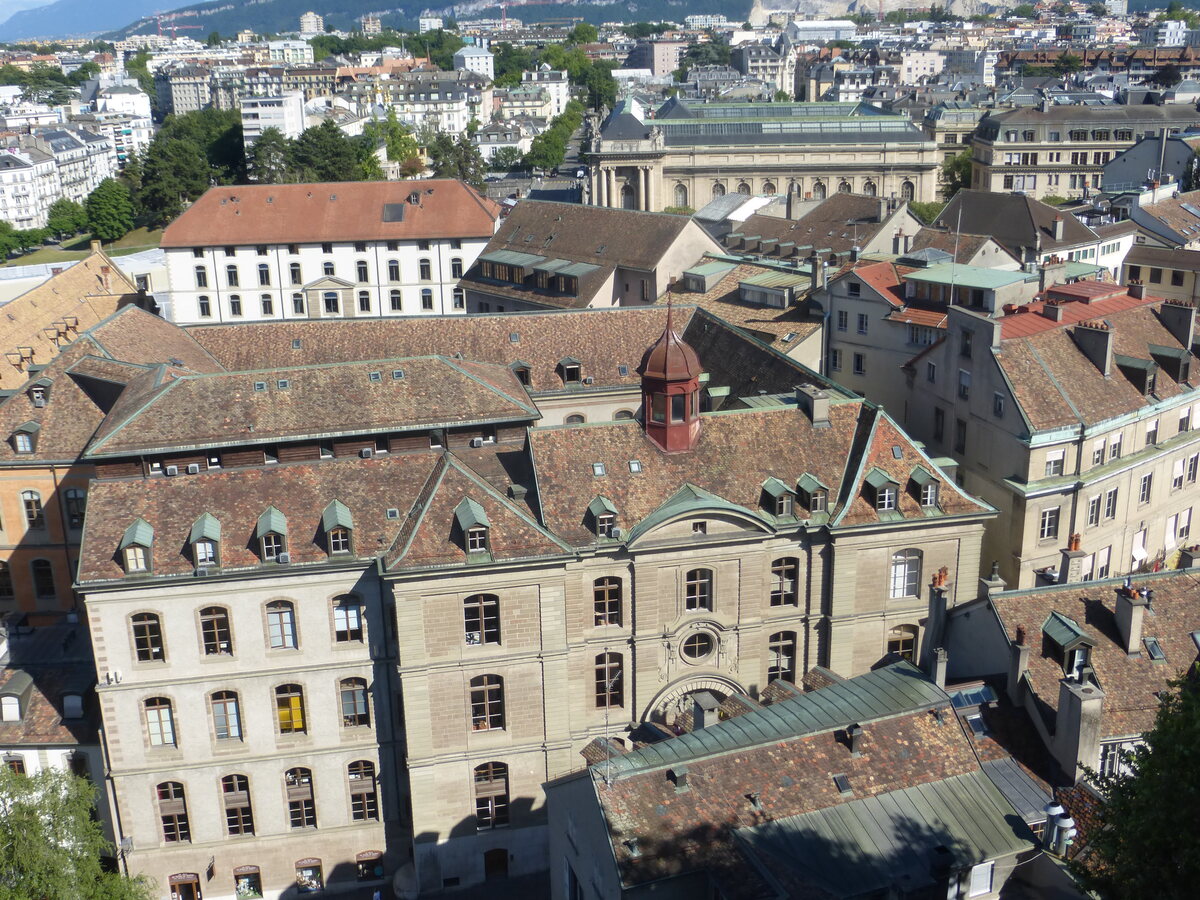 Vue plongeante depuis la cathédrale Saint-Pierre sur le Palais de Justice de Genève et les toits de la Vieille-Ville — quartier judiciaire genevois historique